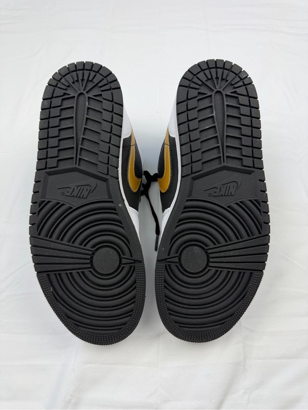 Men's Nike Black White Gold sneakers - Picture 7 of 7